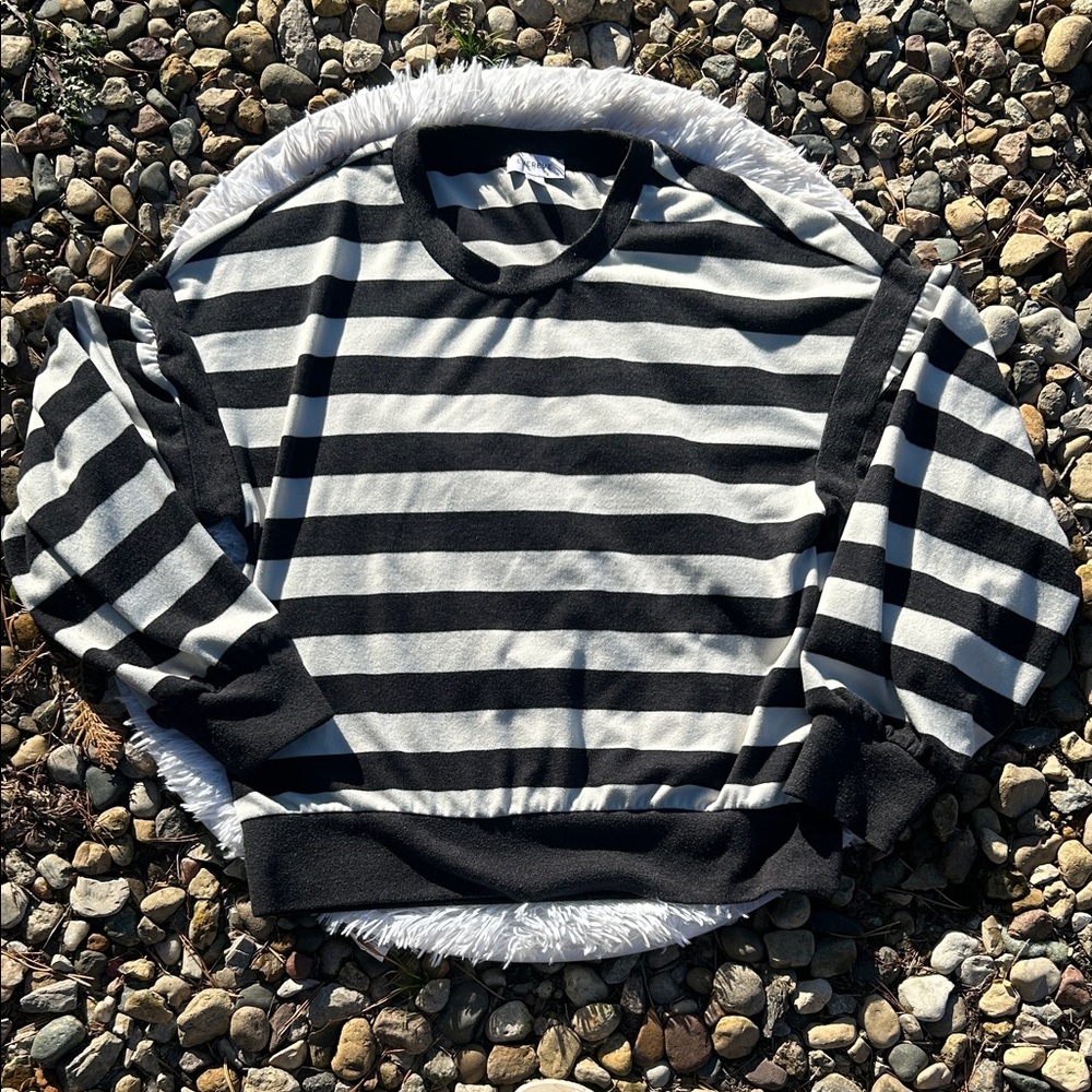 Evereve Crewneck Gray and Cream Striped Sweatshirt with Drop Sleeves Size Large - Picture 2 of 13